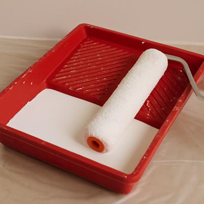 Bac contenant de la peinture pour charger le rouleau