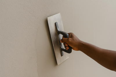 Lissage d’un mur au couteau à enduire