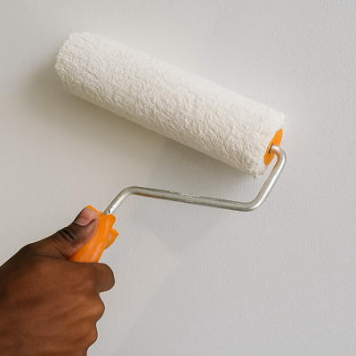 Rouleau chargé de peinture avant application