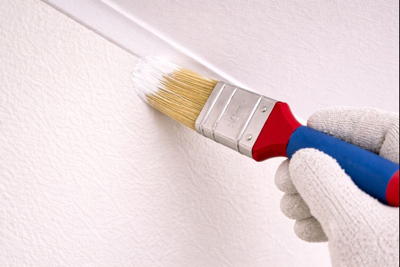 Brosse à rechampir utilisée au bord d’un mur