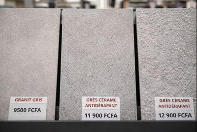 Trois échantillons de carrelage présentés côte à côte