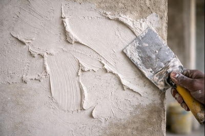 Enduit épais et irrégulier présentant des traces de spatule