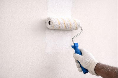 Rouleau appliquant la peinture verticalement
