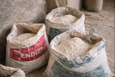 Sacs d’enduit ouverts sur un chantier