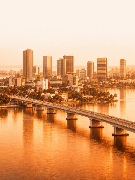 Professionnel accompagnant un acheteur dans les vérifications avant un achat immobilier en Côte d’Ivoire