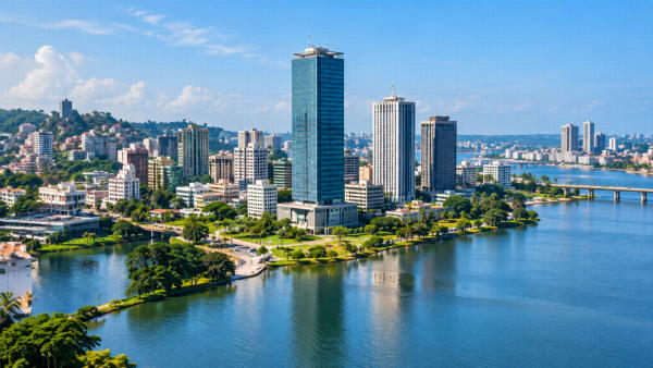 Vue de bâtiments au bord de la lagune à Abidjan